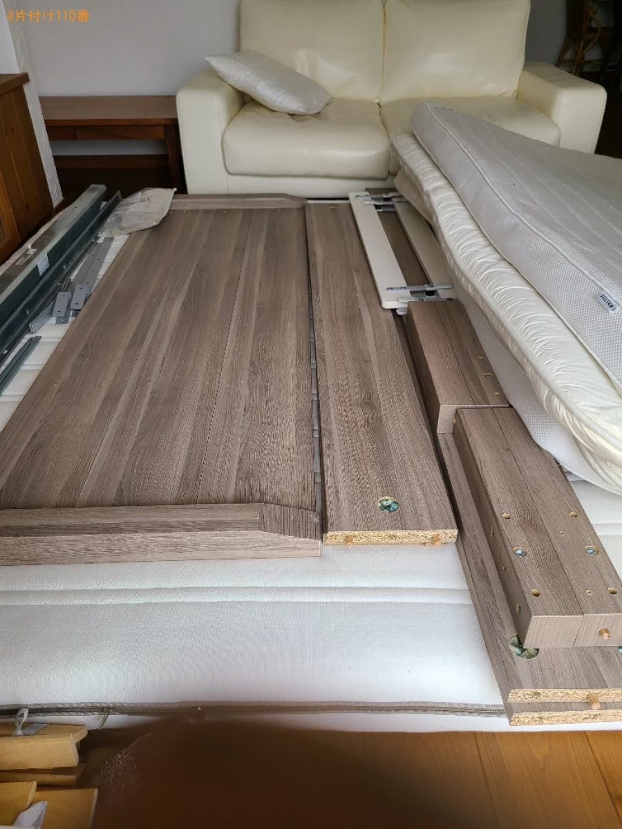 マットレス付きクイーンベッド、二人掛けソファー、布団等の回収